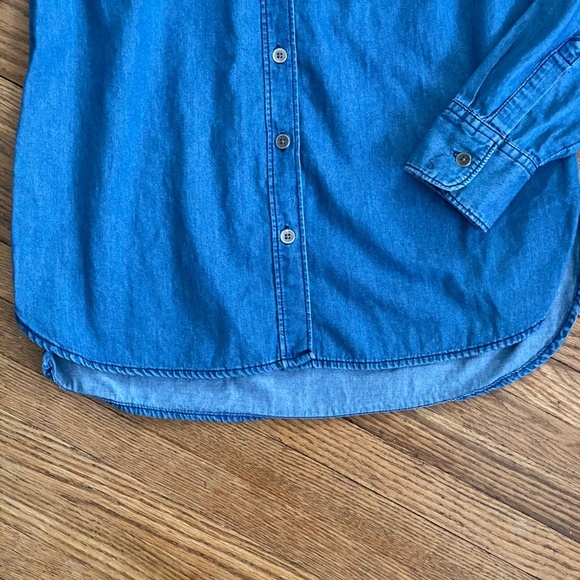 Old Navy The Classic Chambray Denim Button-Down Shirt Blue Long Sleeve Size XS - Picture 5 of 8
